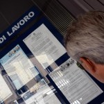 Un uomo controlla gli annunci di lavoro esposti in una agenzia per l'occupazione.
 ANSA/FRANCO SILVI