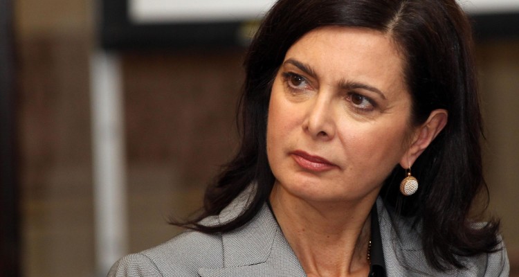 Il presidente della Camera dei Deputati Laura Boldrini in u'immagine del 20 Maggio 2013. "Per ogni fabbrica che chiude e per ogni impresa che trasferisce la produzione all'estero, centinaia di famiglie precipitano nel disagio sociale e il nostro sistema economico diventa più povero e più debole nella competizione internazionale".Lo scrive Laura Boldrini all'ad di Fiat,Marchionne parlando della crisi economica italiana.               ANSA/ELISABETTA BARACCHI